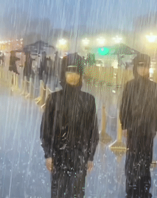 大雨天升国旗大家见过吗？
在北京天安门广场上，每天都要举行例行的升国旗仪式。
即