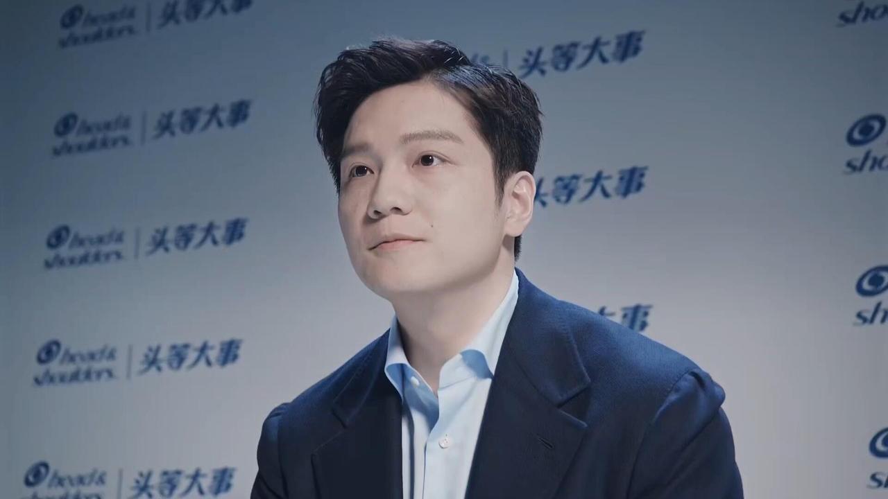 海飞丝发布会现场，这是东哥代言的发布哈，咚咚学着大人的模样，头发梳成了大人！
发