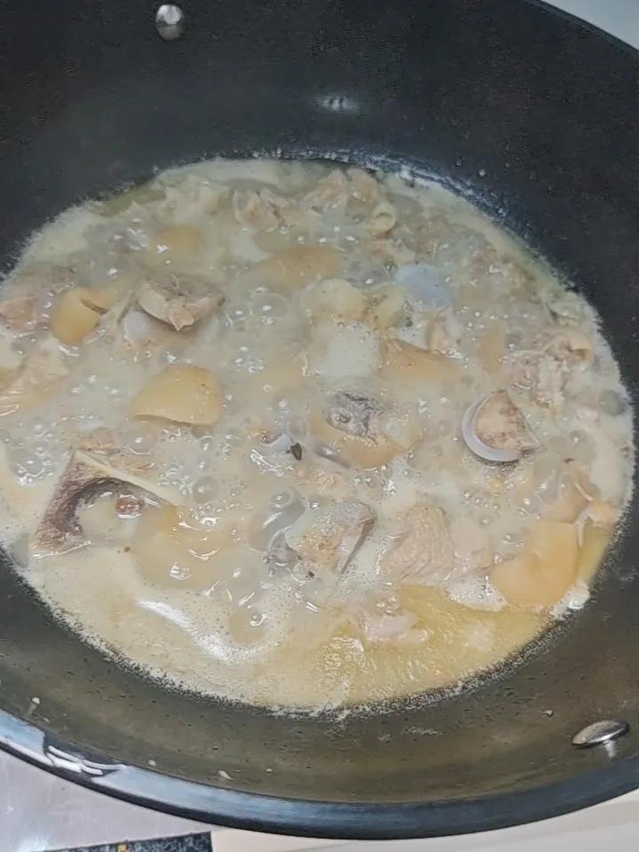 国庆节公司发的猪脚，不是很好吃，孩子都不喜欢吃！
猪脚炖猪蹄 腊肉猪脚肉 东莞猪