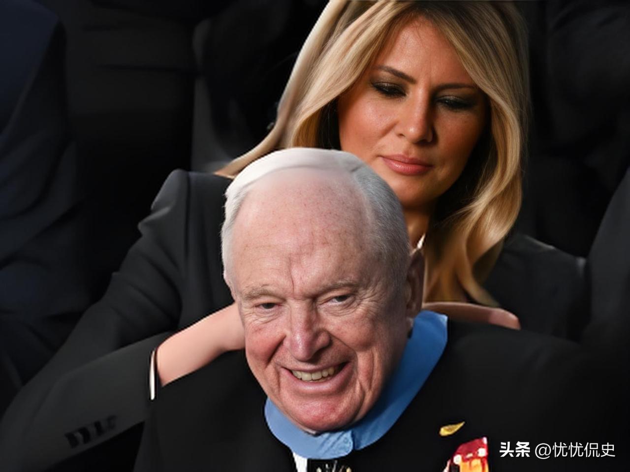 迟到74年的荣誉勋章，终于戴在了它真正的主人胸前。没有轰轰烈烈的提前宣传，没有万