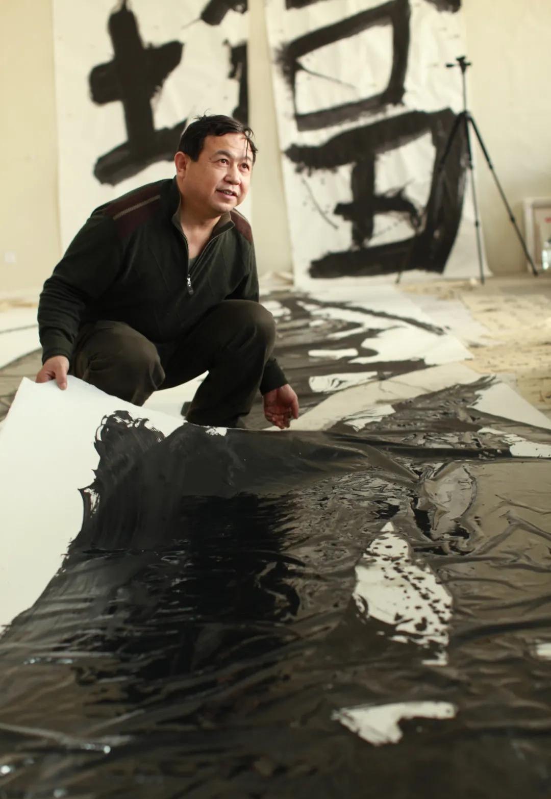 曾翔楷书功底扎实，狂草风格迥异，这类作品真有艺术价值吗？
 
曾翔的狂草，一眼扫