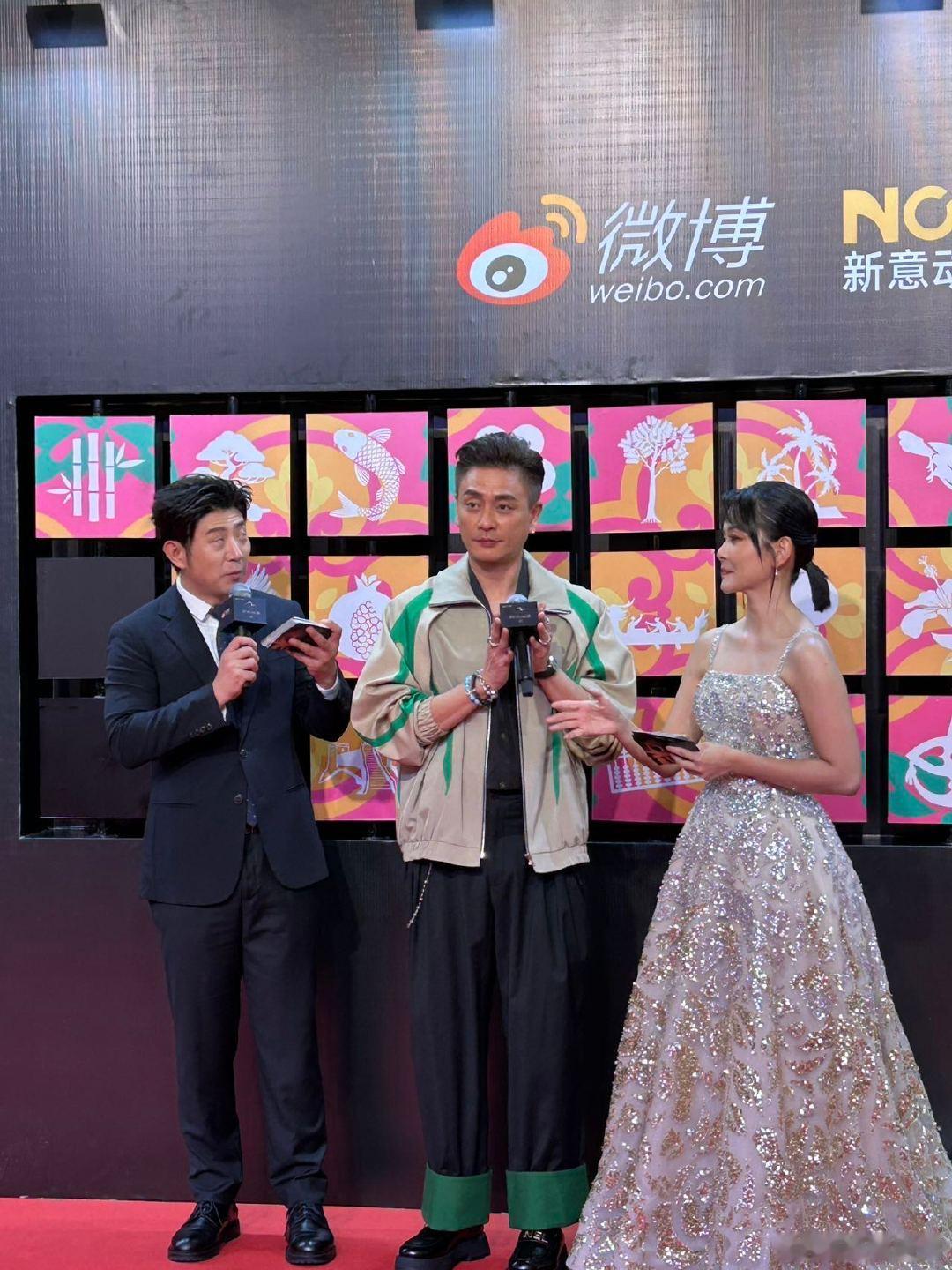 黄宗泽穿个校服就来红毯了 吉隆坡红毯清流出现！黄宗泽休闲套装随性赴约。没有繁复造