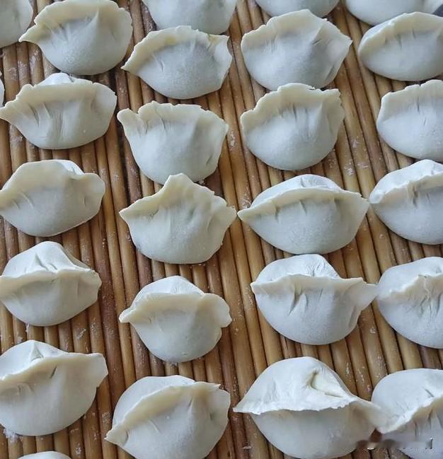 晚上吃的饺子🥟
水芹菜猪肉馅的。
从外面回来就快五点了，早饭就吃了一碗水叽叽的