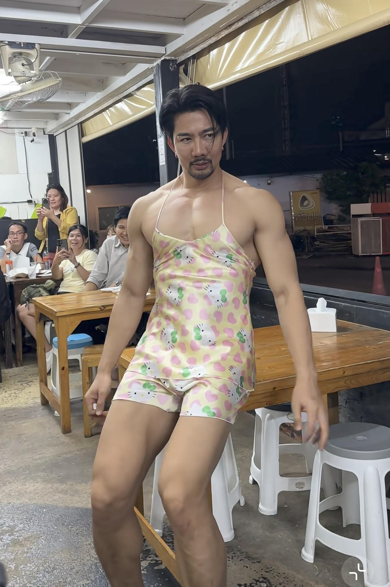 哈哈，这肌肉猛男配上Hello Kitty吊带套装，简直是金刚芭比的终极形态！