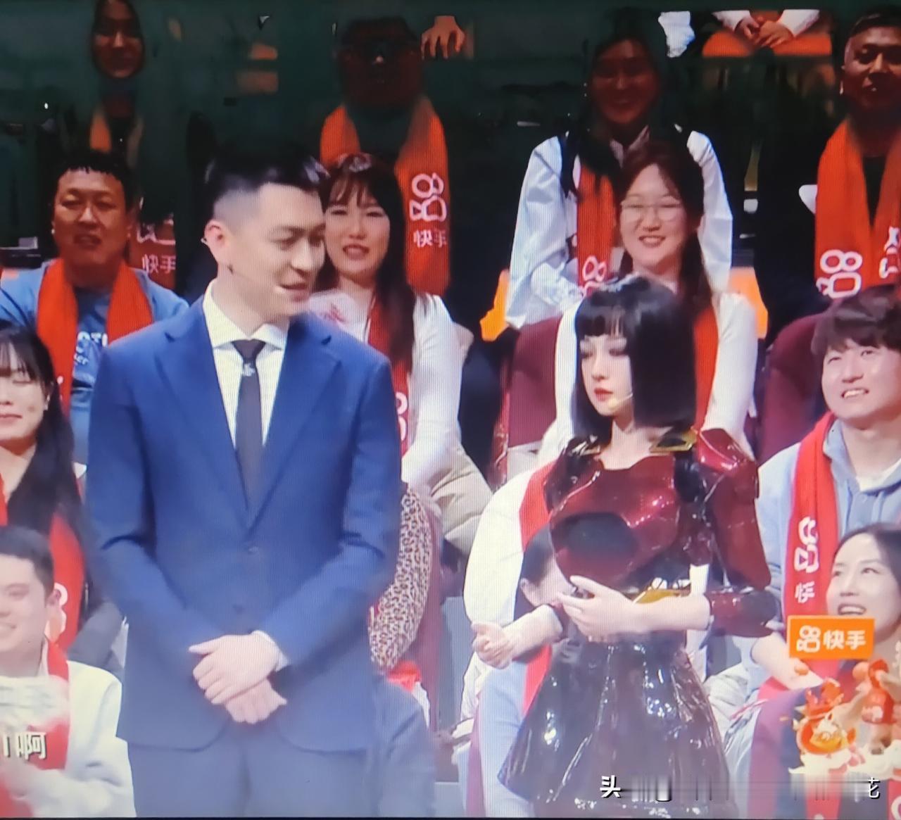 昨晚熬夜看辽宁春晚，最大的感受就是热点很多。
不但有新老名星，还有网络热语与谐音