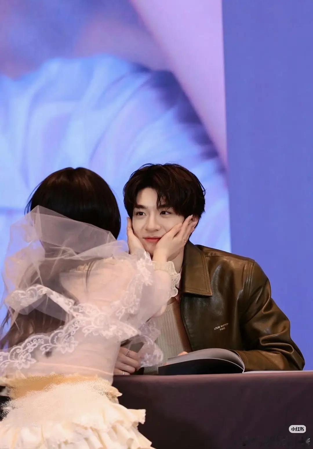 演员开这种能摸脸十指相扣的签售会吗 