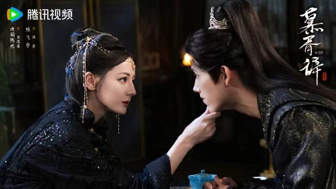 迪丽热巴陈飞宇挑下巴剧照迪丽热巴设结界护陈飞宇 迪丽热巴陈飞宇挑下巴剧照，迪丽热