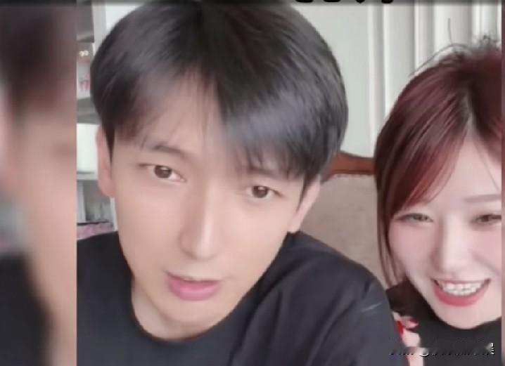 黄一鸣又交往新男友了，这个男孩还挺帅，看上去年纪也比较小
两人直播间合体，还挺般