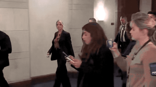 特朗普把她解雇了！这名金发女高官曾苦苦哀求，但仍被无情抛弃……

金发女高官帕姆