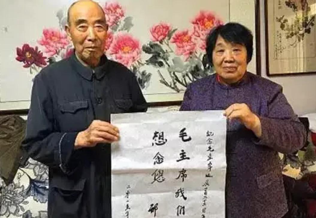 晚年的邢燕子与丈夫在家中的合影。
退休以后，邢燕子十分关心少年儿童成长，积极参加
