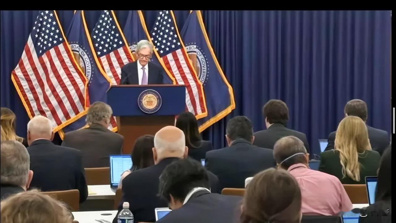 最后的倔强！
美联储主席鲍威尔在新闻发布会被问及是否会因为特朗普离职，他简洁地回