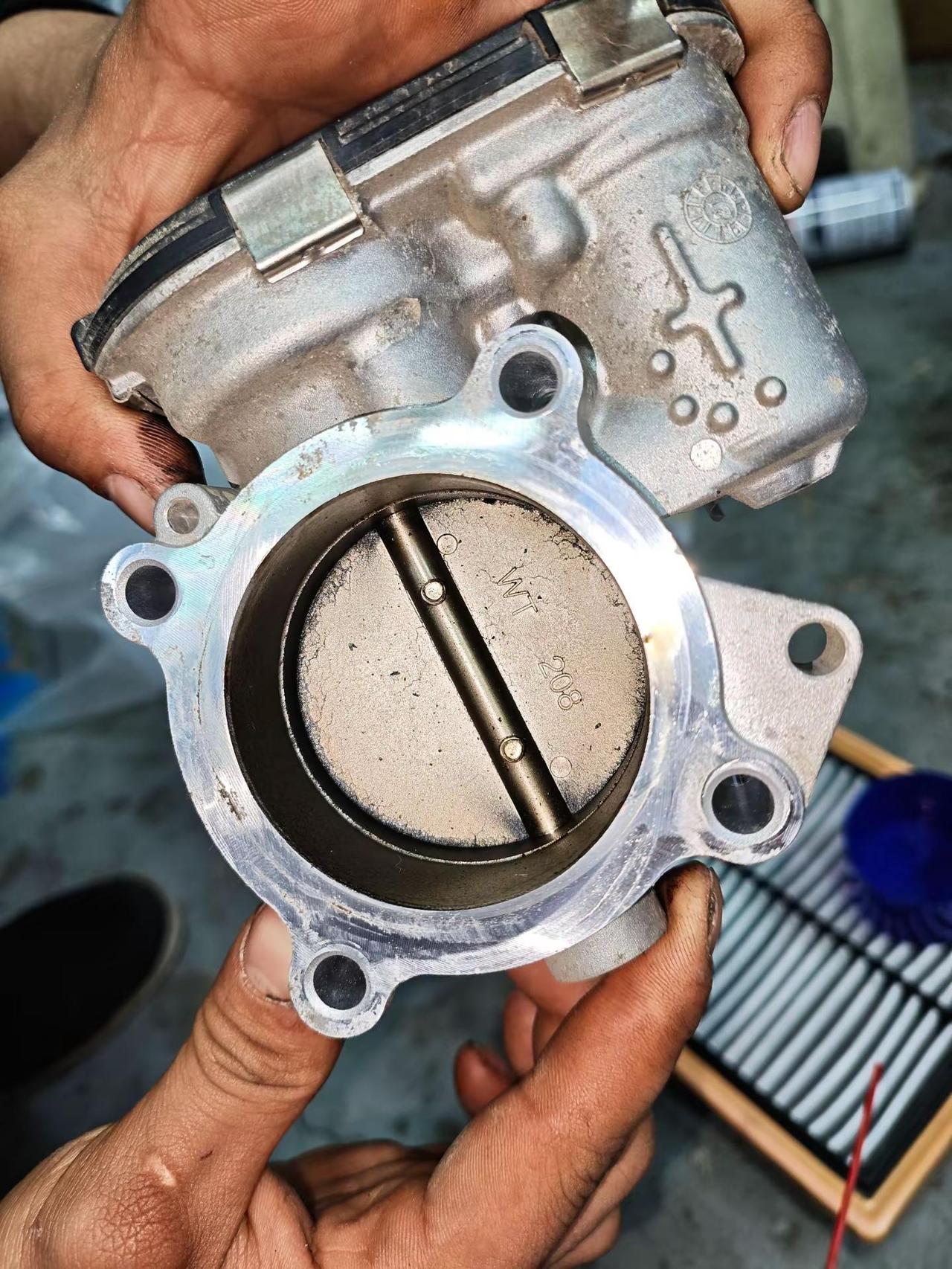 3.8万公里的节气门算不算脏，节气门里的油泥是废气管里带进来的么