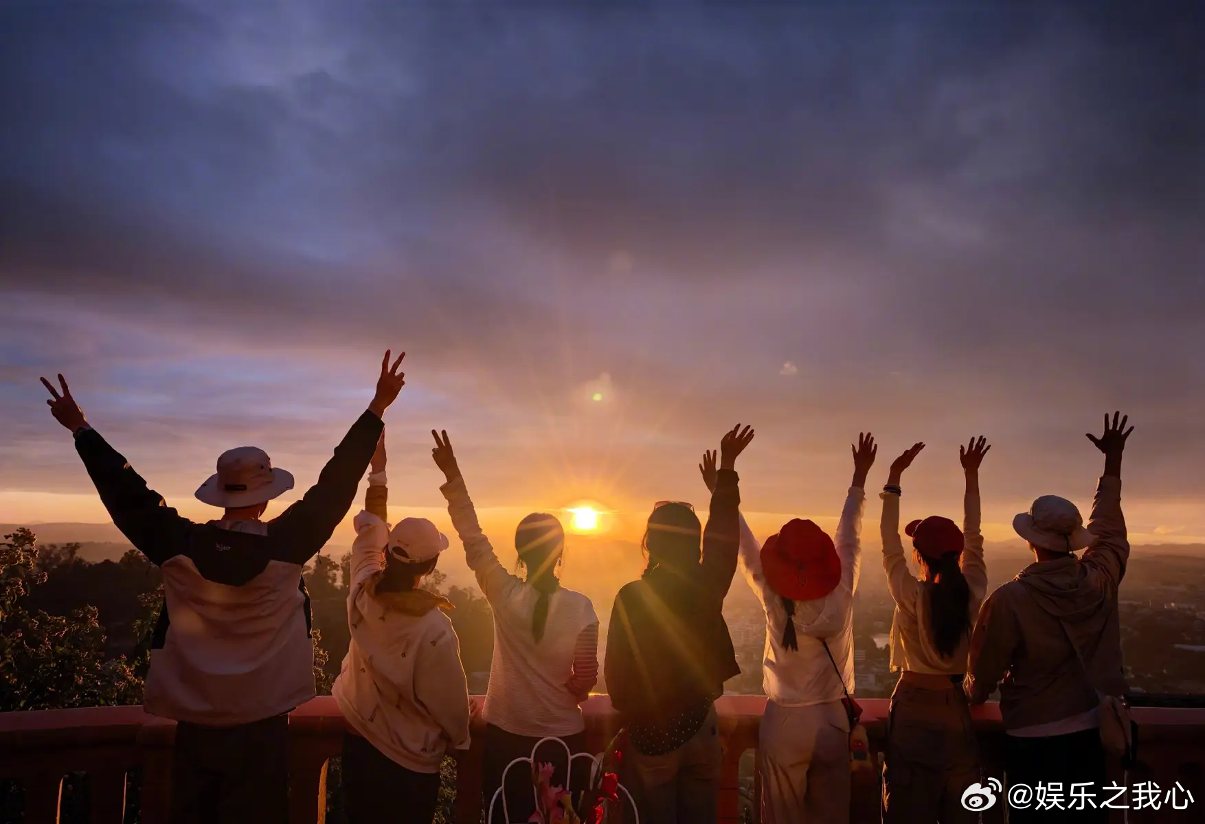 24日，李沁在社交平台上晒出《花儿与少年7》成员们一起看夕阳的大合照，并配文称：