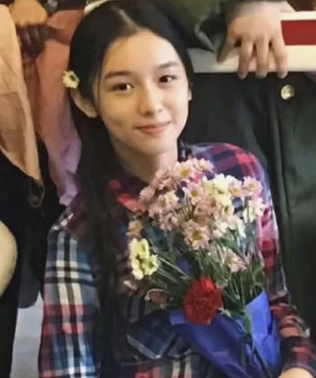 周也早期穿搭 谁懂啊！周也早期穿搭简直是行走的画报，甜妹气质拉满，每套look都