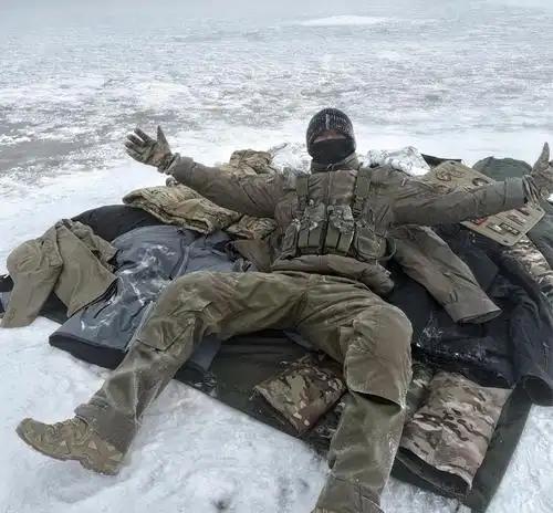 为什么各国军队采用棉服保暖，而不是羽绒服，你知道原因吗？
各国军队选用棉服或合成