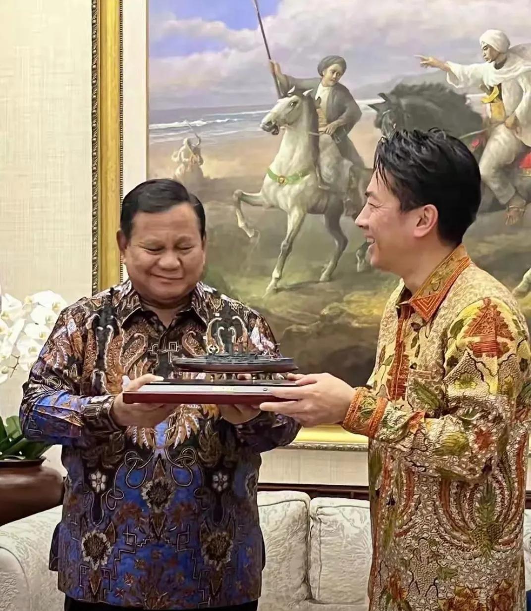 看小泉进次郎送印尼总统普拉博沃的照片几个意思？印尼总统普拉博沃双手接过“三笠”号