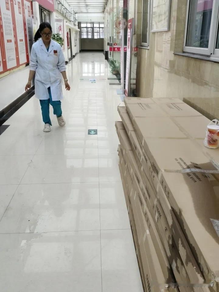 白衣天使的日常：忙碌的医院走廊里