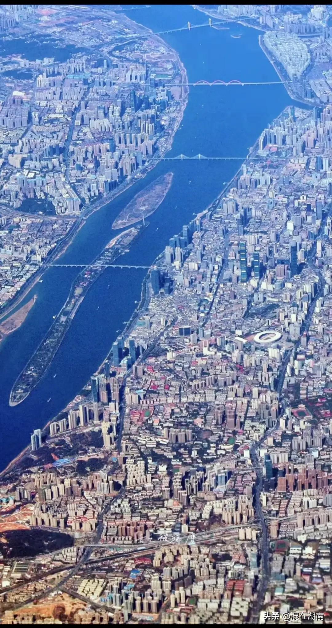猜猜这是哪？
很多网友说这个地方像日本东京这类发达城市，有的说这是国内某大型城市