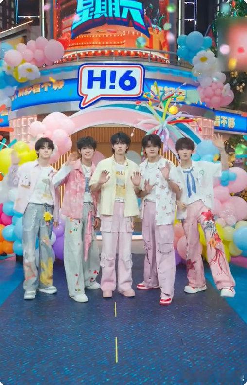 登陆少年全员打卡hi6好六街登陆少年的 Hi6 创意转场太会了！每个人拿着不同道