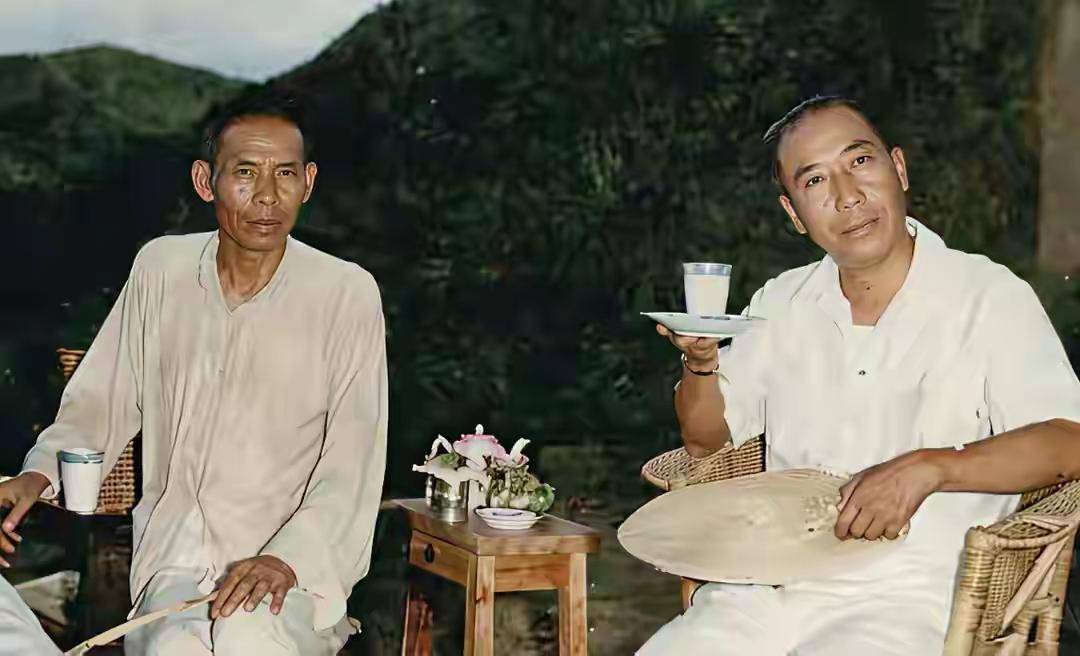 两个朋友在户外喝茶聊天。还有认识这两位的吗？