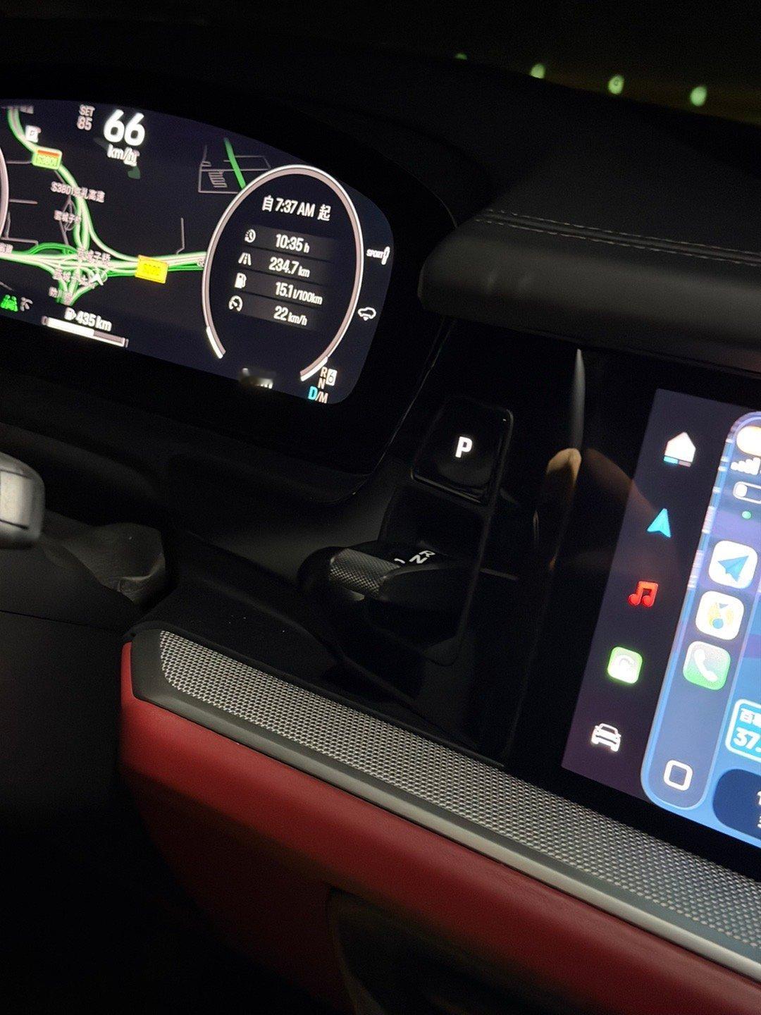 第一次开这一代卡宴，这个换挡杆位置，黑夜中我真是找了有半分钟… ​​​