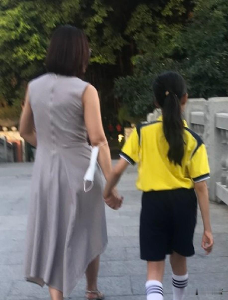 青春期孩子为何不愿意与父母沟通？

青春期孩子不愿与家长沟通，主要有以下原因: