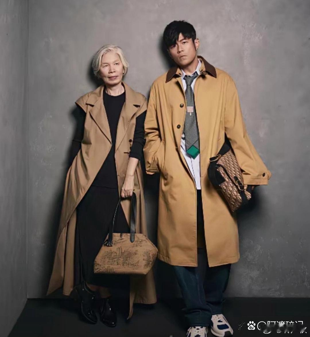 周杰伦和母亲的时尚照。 
