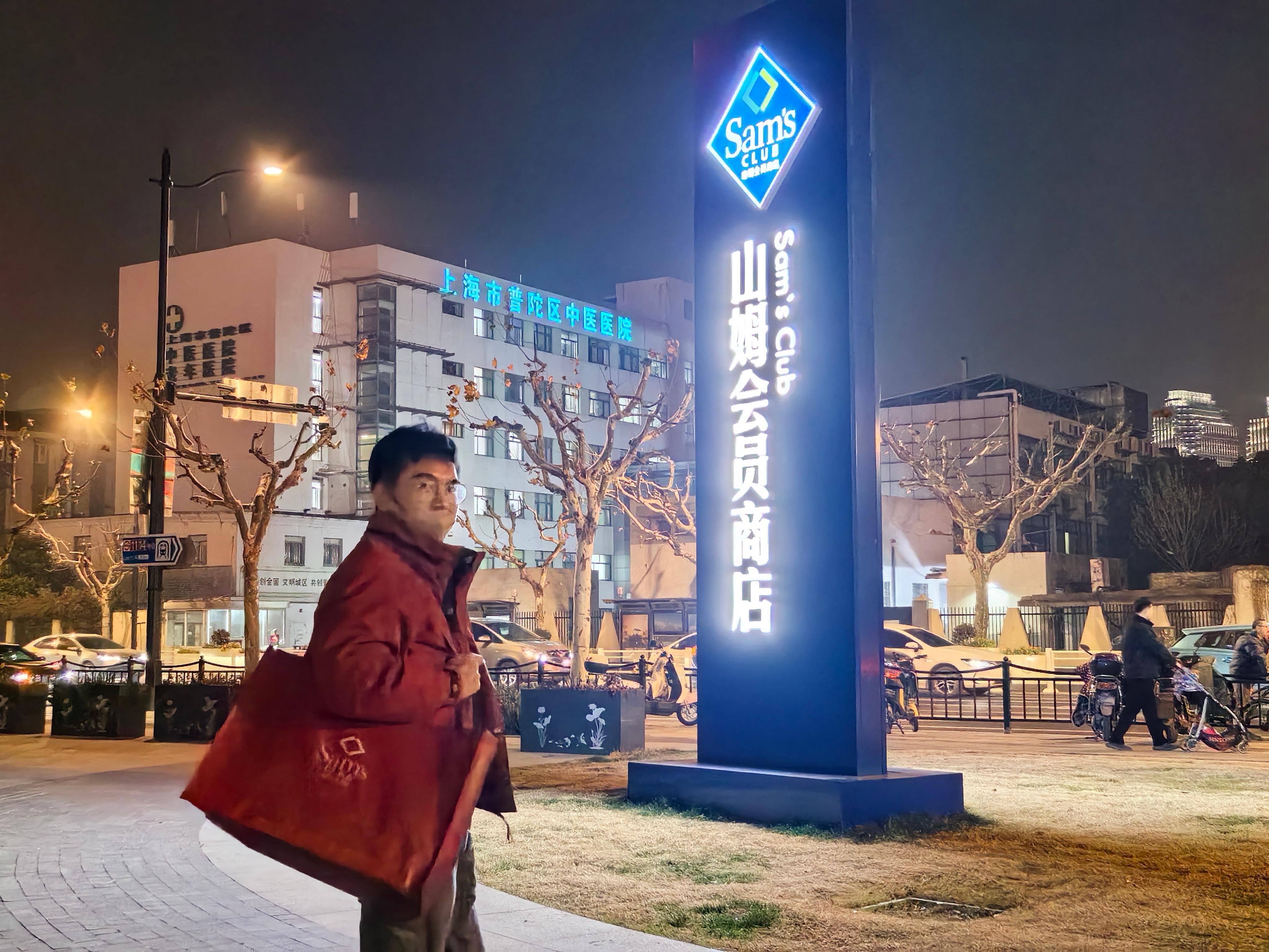 第一次进山姆超市，发现很像宜家、迪卡侬的风格，我很喜欢这种高高的货架，规整又琳琅