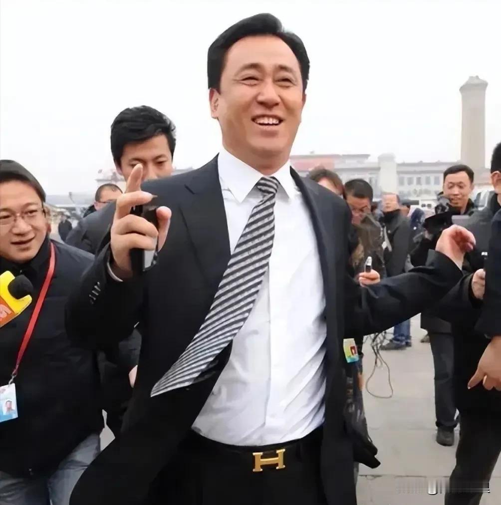 许家印爆雷都两年了，还能登上头版头条，可见他做了多少恶！还有多少黑料没有被挖出！