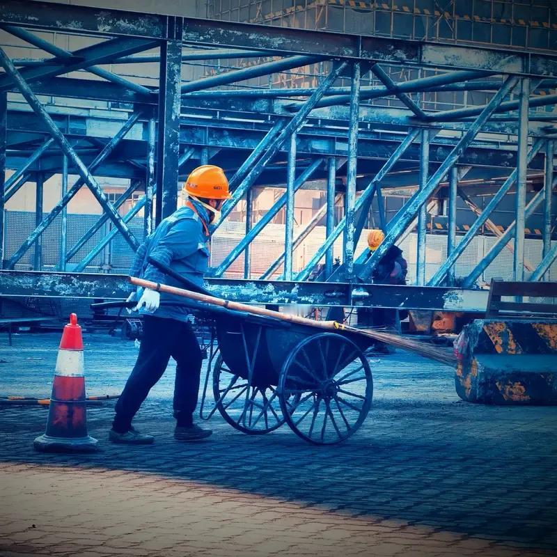 好多人都在说建工爷叔，觉得他年纪那么大还炒股，就算赚了钱余生也花不完，不如吃好喝