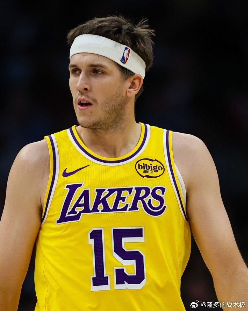 里夫斯说他是在与热火的比赛初期感觉腹股沟不适，但他还是想打完比赛，他不喜欢缺席比