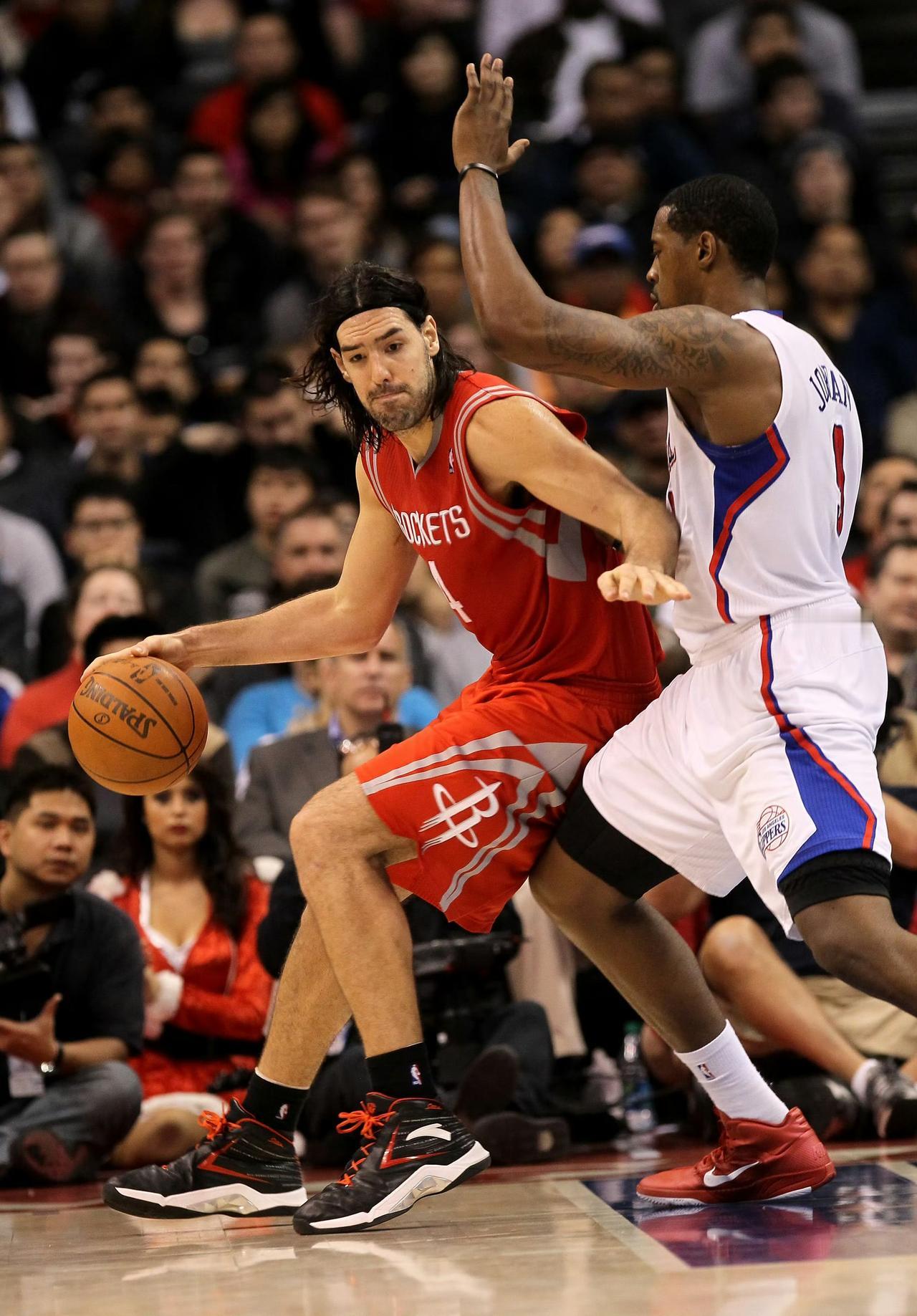 “钻石”斯科拉，那可是国际篮坛的传奇人物。他1980年出生，2米06的身高，20