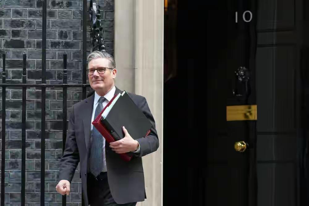 从日不落帝国到十年七换首相，英国到底经历了什么？

英国首相斯塔默辞职了。

当