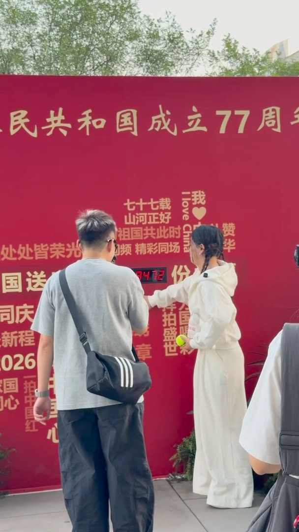 中网偶遇张家齐 这种偶遇路透最有惊喜感了，张家齐一身白衣现身中网，看起来状态很不