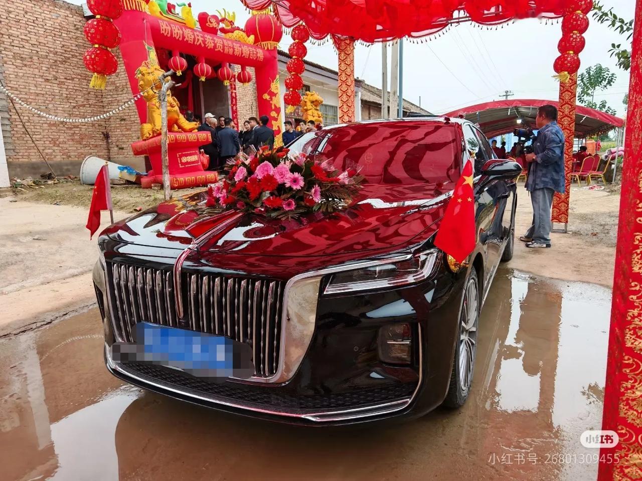 你们发现没
今年国庆长假结婚的人很多
特别是用红旗当婚车的人，想来也好，特别的日