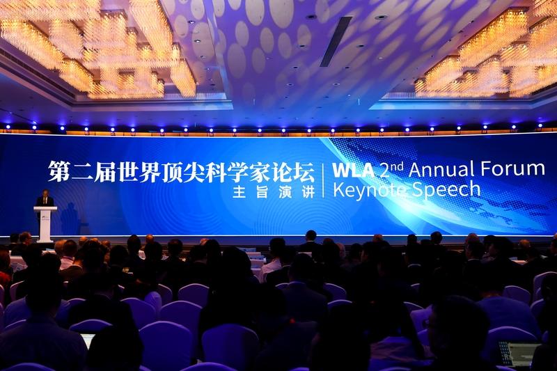 中国科学家推动科技进步的途径丰富多样。以袁隆平为例，他一心扑在杂交水稻研究上，几