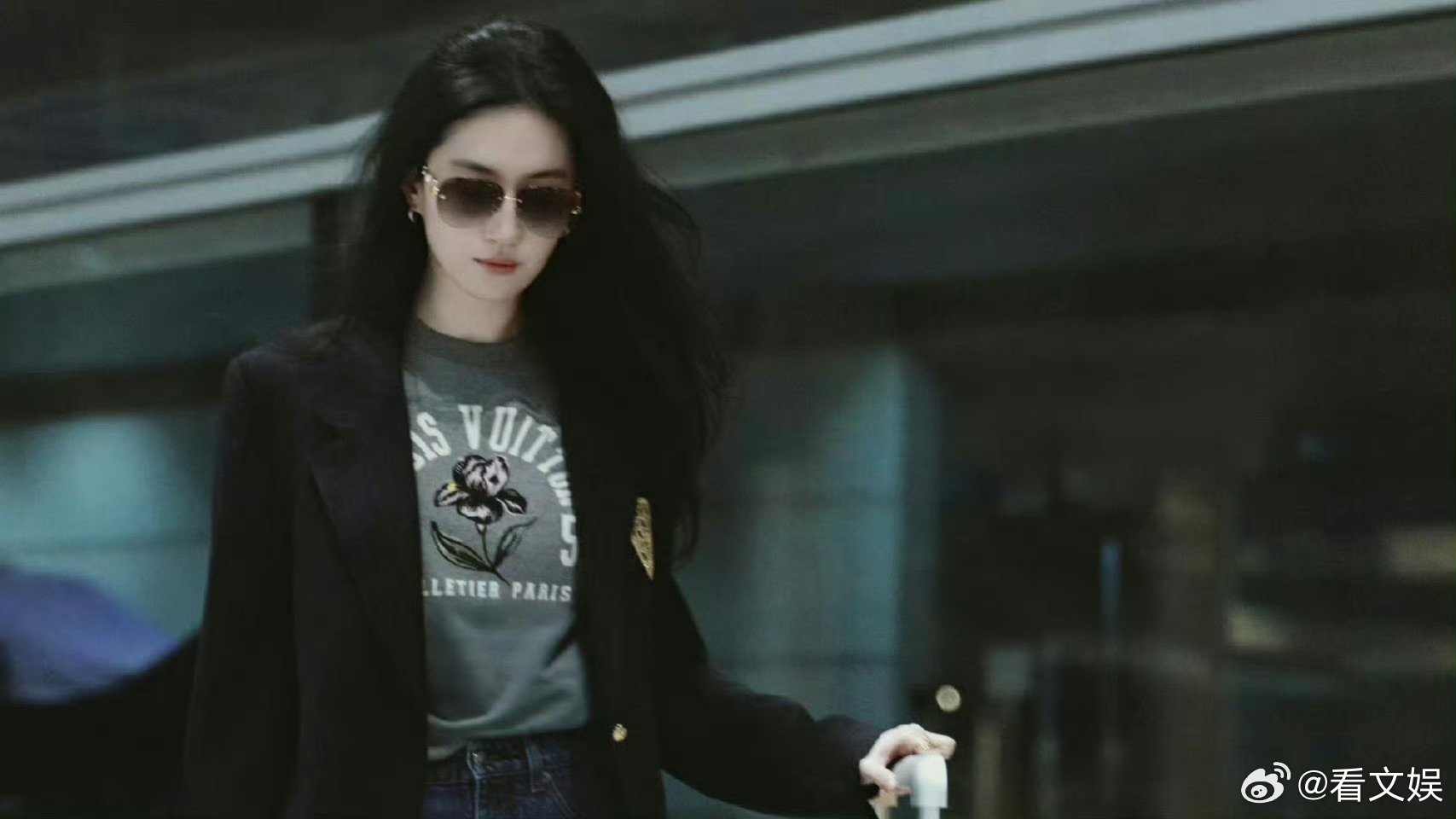 刘亦菲出发巴黎！状态松弛自在，一举一动都是画报感，私服穿出高奢质感，狠狠期待LV