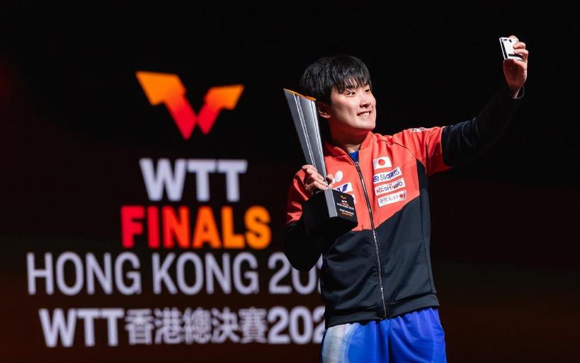 张本智和：冠军奖杯难掩身份尴尬😔
2025年WTT总决赛，张本智和一路过关斩将