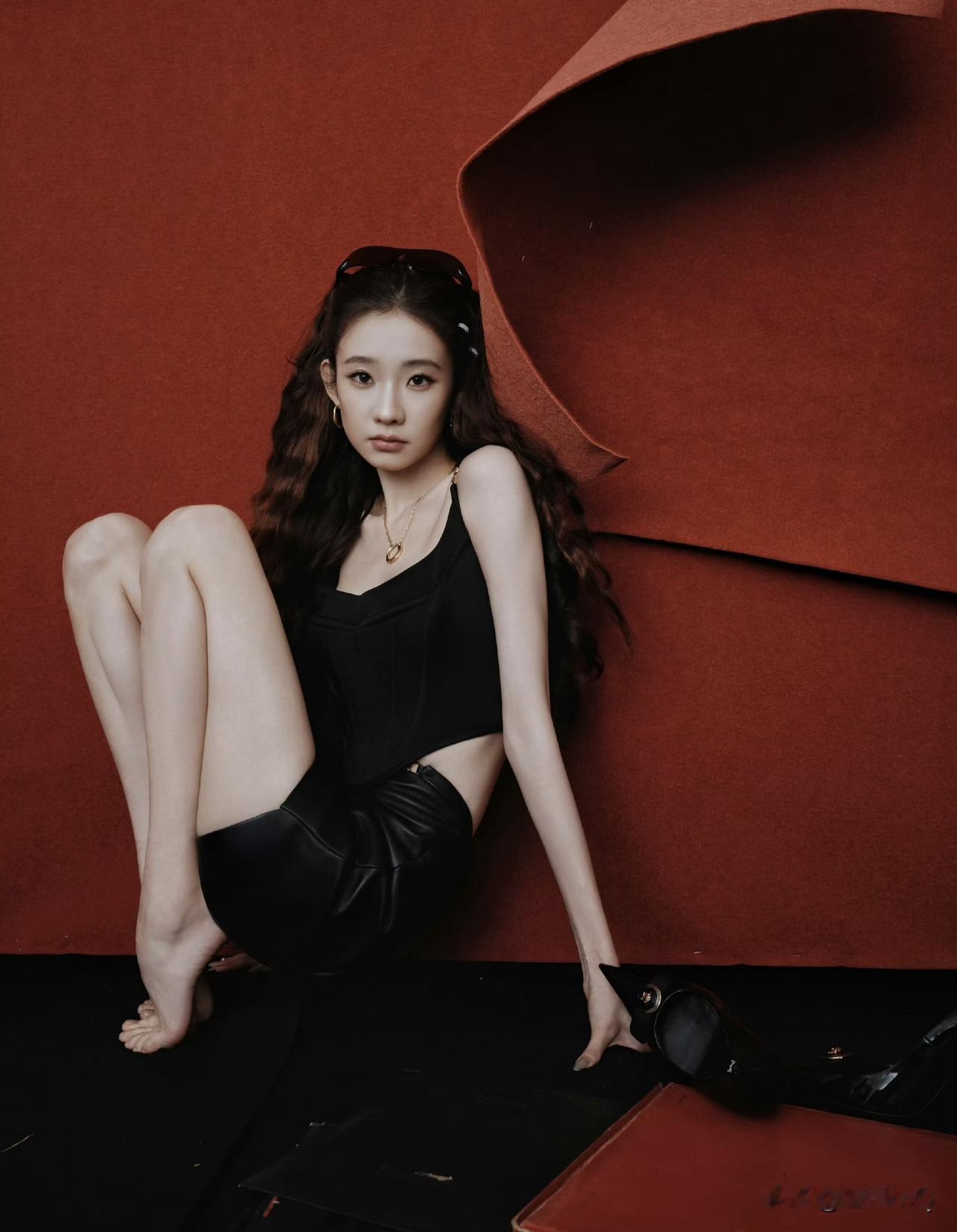 张艺凡不愧是舞蹈生，这pose看着就不好摆，挺费脚的呀……