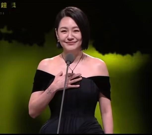再次出现在公众面前，小S变化惊人。
她身上古怪精灵的“小S”味儿不见了，多了份稳