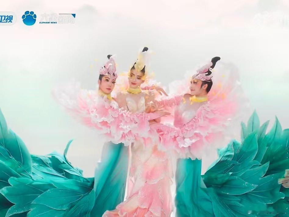 杨丽萍67岁仍在学习AI 谁说舞蹈大师只能定格在舞台？学习千问 ，67岁的杨丽萍