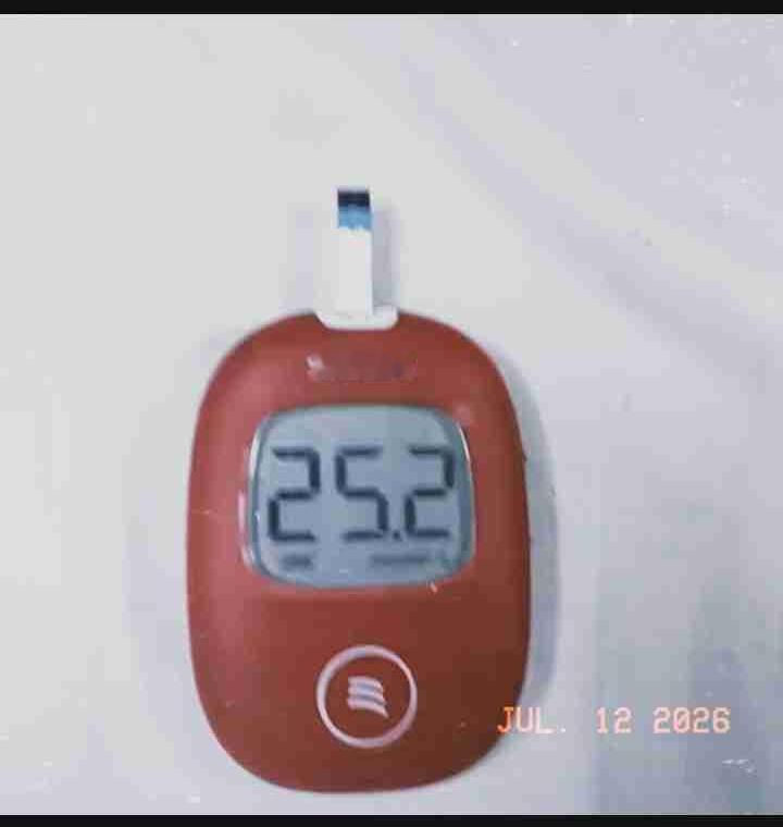 看到一个糖尿病人，也是我们的糖友吧，因为吃了两个粘玉米，血糖直接干到了25.2，