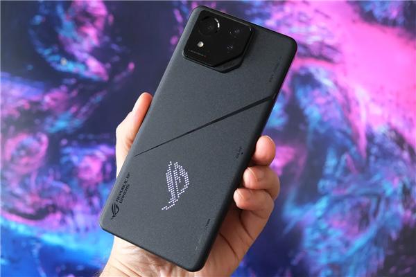 ROG 8系列游戏手机开启预售，标准版起售价是4799元，Pro版起售价是599