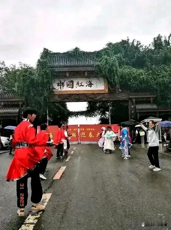 晒图笔记大赛今日，细雨绵绵，在酒店吃自助餐，发现了一道让人惊艳的凉拌米粉。它的颜