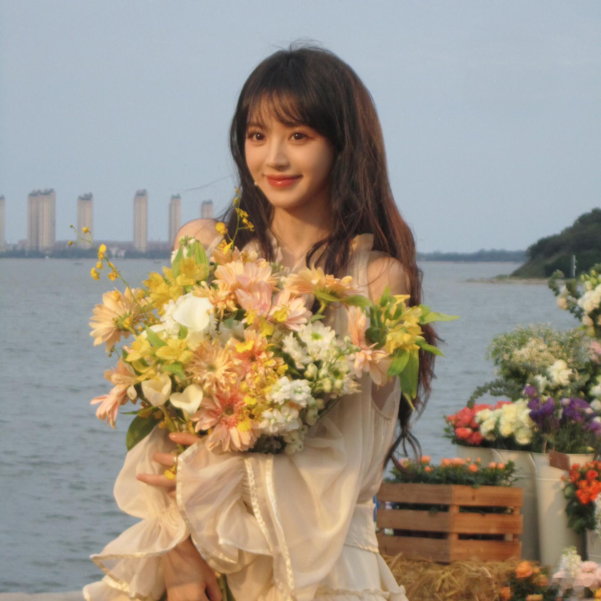 女明星捧花💐照片，每一个都美出天际了卢昱晓 田曦薇 陈都灵 迪丽热巴 沈月 刘