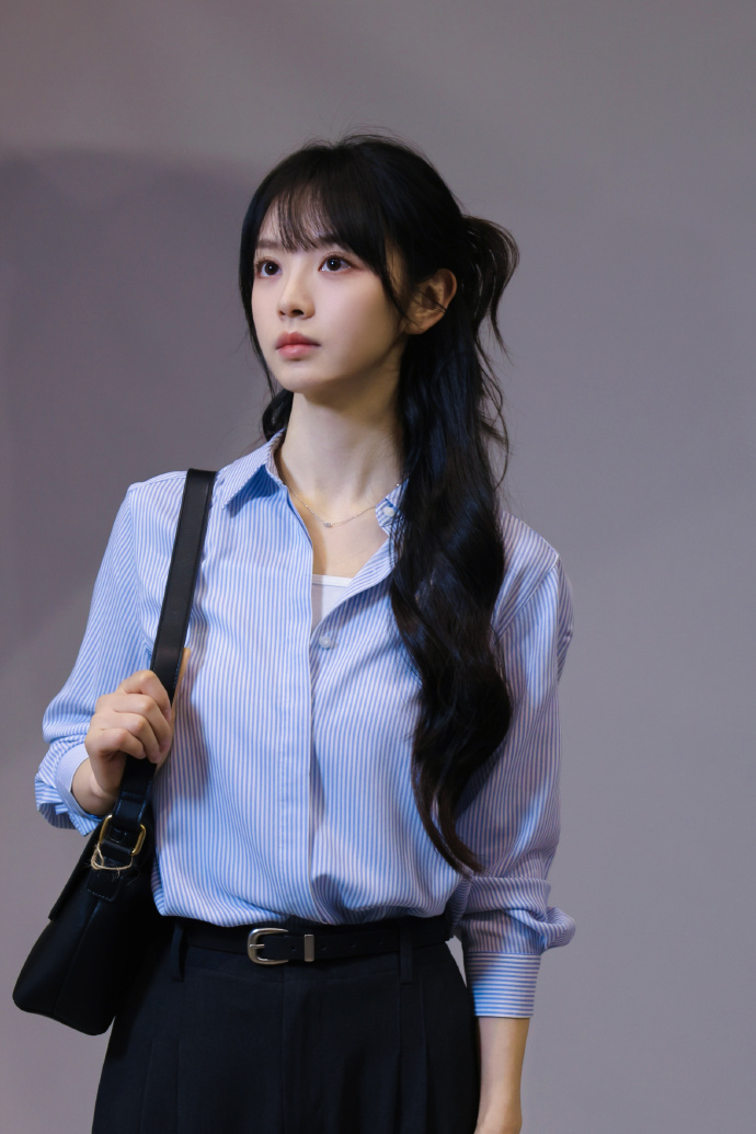 田曦薇林知夏版OOTD，飒！拽！萌！跟着林知夏学穿搭，校园风职场风都能参考