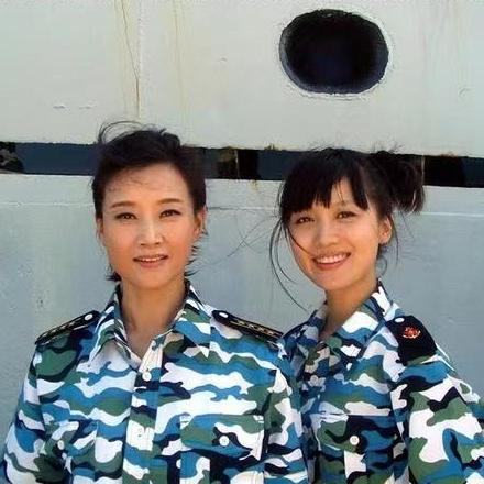 姚贝娜和宋祖英，一张罕见的合影，这张照片拍摄于2008年夏季，地点在南海海军军舰