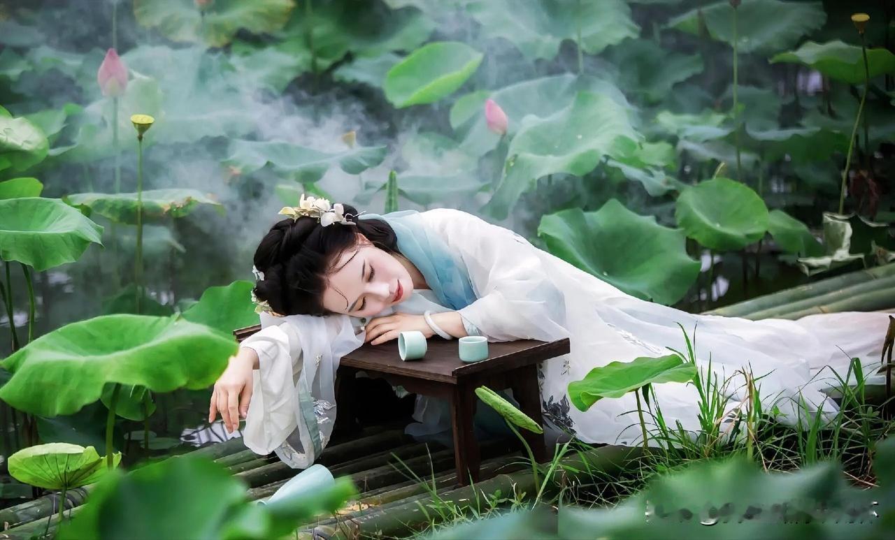 上联：画舫载酒吴歌醉
下联：有请雅士[玫瑰][玫瑰][玫瑰]