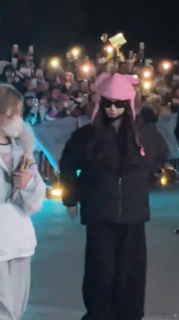 李一桐腰伤 看到李一桐扶着腰现身机场，面露难受却依旧回应粉丝，腰伤反复太磨人，希