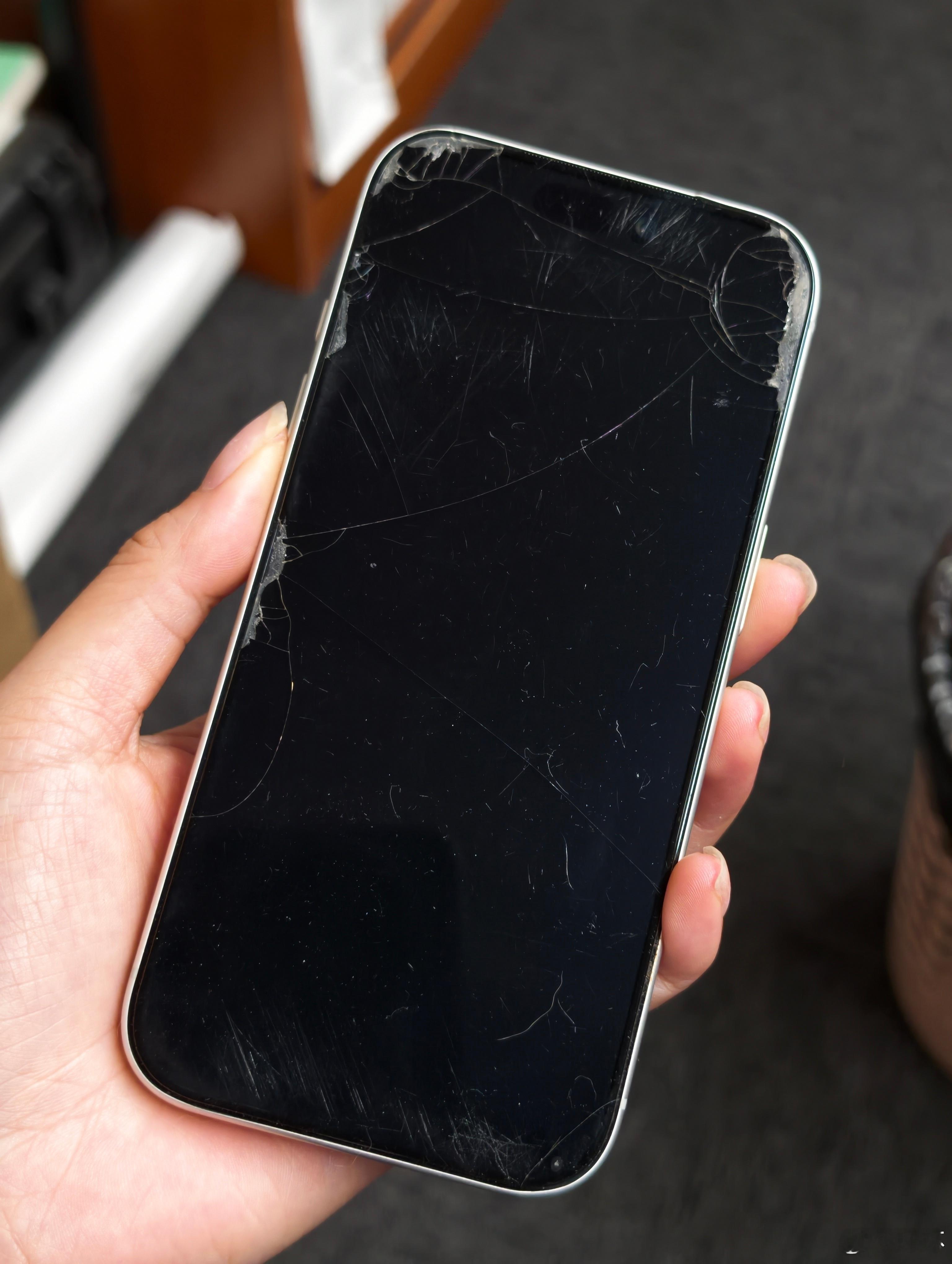 我发现我用手机真的很糙，iPhone 的钢化膜半年前就烂的不成样了，直到最近发现